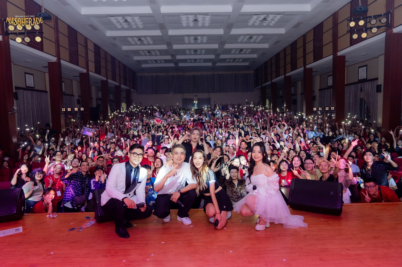 Sân khấu đại nhạc hội với sự hiện diện của nghệ sĩ khách mời và đông đảo sinh viên (nguồn ảnh: Welcome to AJC 2023 - Masquerade).
