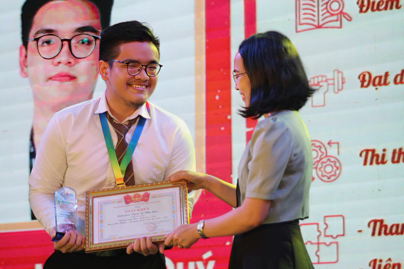 Quý nhiều năm đạt danh hiệu “Sinh viên 5 tốt” các cấp.