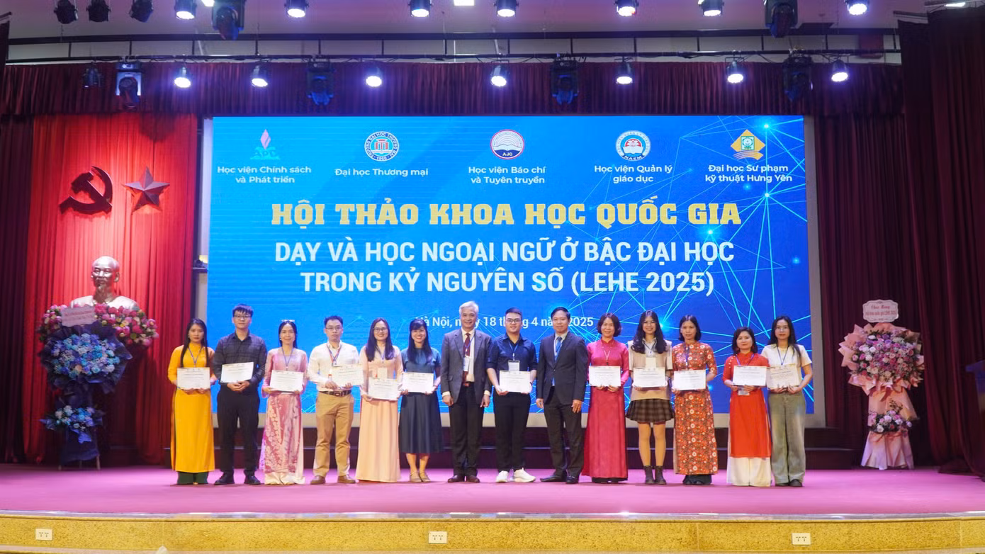 PGS. TS. Trần Hữu Hoan - Phó giám đốc Học viện Quản lý Giáo dục và TS. Nguyễn Thế Hùng - Phó Giám đốc Học viện Chính sách và Phát triển trao chứng nhận cho diễn giả tại hội thảo.