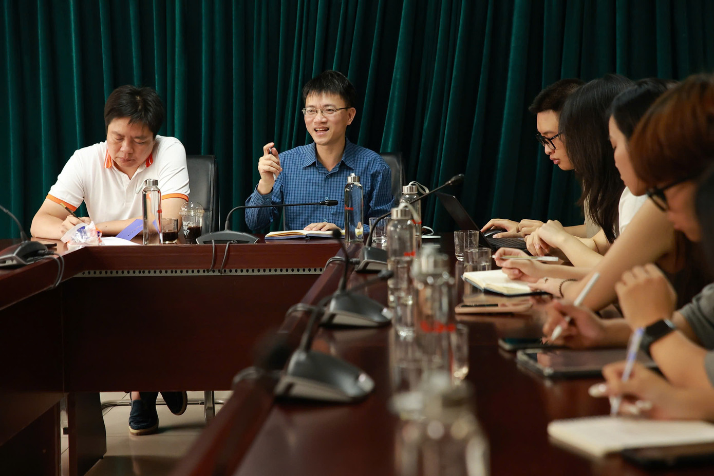 Nhà báo Nguyễn Tuấn Anh và nhà báo Nguyễn Tùng Dương tại buổi giao lưu, chia sẻ kinh nghiệm làm báo với các CTV và thực tập sinh. Nhà báo Nguyễn Tuấn Anh và nhà báo Nguyễn Tùng Dương tại buổi giao lưu, chia sẻ kinh nghiệm làm báo với các CTV và thực tập sinh.