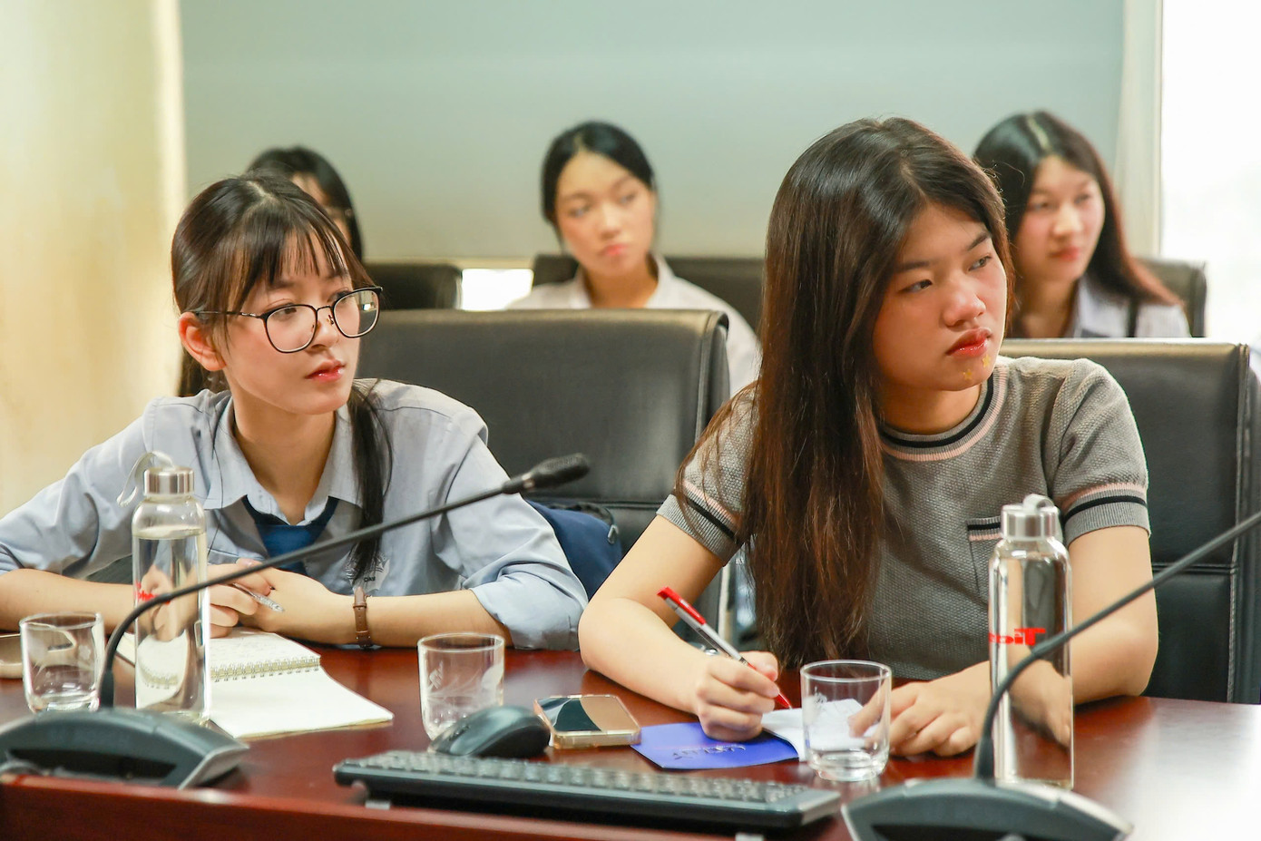 Các cây viết tương lai chăm chú lắng nghe chia sẻ từ các nhà báo giàu kinh nghiệm. Các cây viết tương lai chăm chú lắng nghe chia sẻ từ các nhà báo giàu kinh nghiệm.