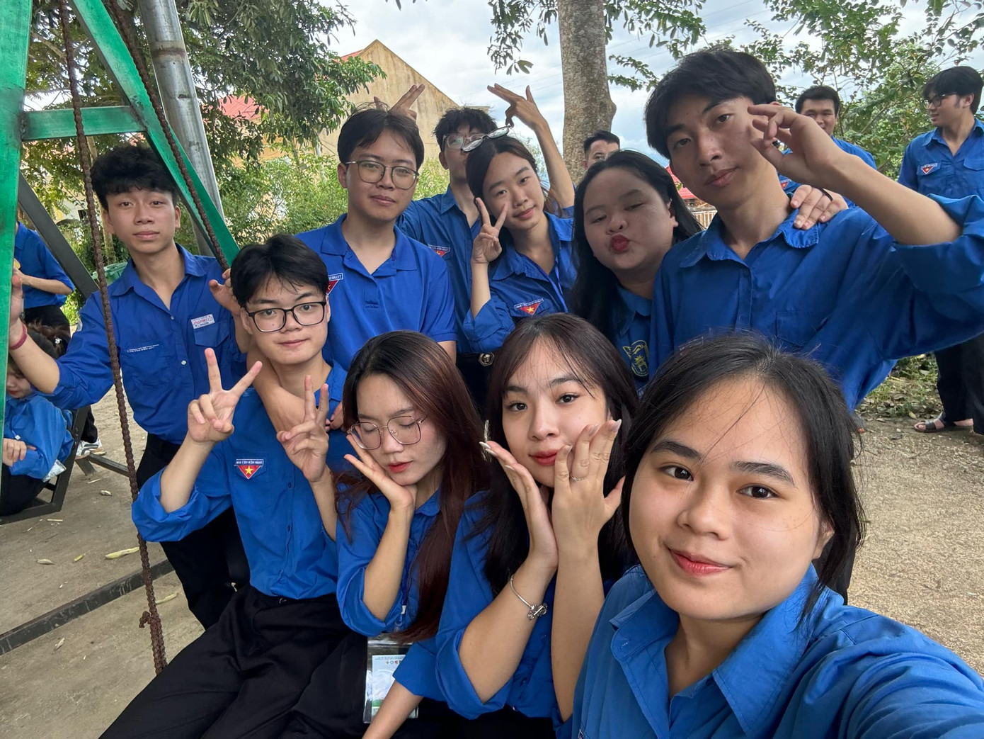 Long (đứng thứ hai, từ trái vào) tìm được những người bạn có cùng chung đam mê hoạt động ngoại khóa với mình.