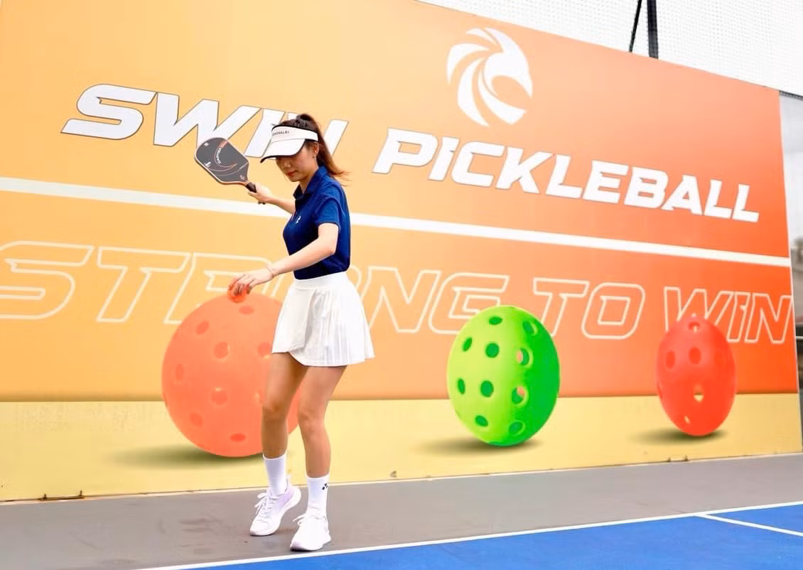 Pickleball là sự kết hợp hoàn hảo giữa ba bộ môn: tennis, bóng bàn và cầu lông, đặc biệt phù hợp với phái nữ. Pickleball là sự kết hợp hoàn hảo giữa ba bộ môn: tennis, bóng bàn và cầu lông, đặc biệt phù hợp với phái nữ.