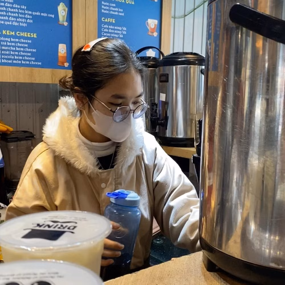 Hương làm thêm tại một quán cà phê. (Ảnh: NVCC) Hương làm thêm tại một quán cà phê. (Ảnh: NVCC)