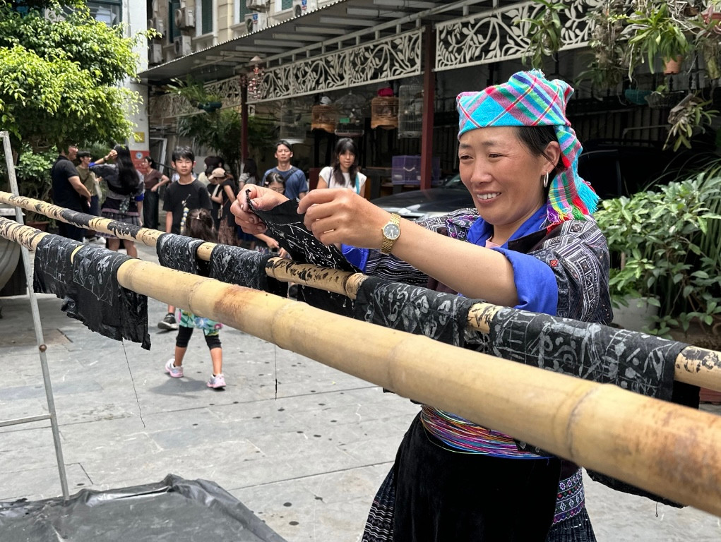 Công đoạn ngâm vải trong hỗn hợp màu chàm, vắt, phơi lặp đi lặp lại trong vòng một tuần. Công đoạn ngâm vải trong hỗn hợp màu chàm, vắt, phơi lặp đi lặp lại trong vòng một tuần.