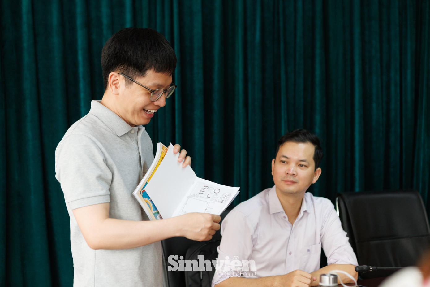 Nhà báo Nguyễn Hồ Hưng giới thiệu các ấn phẩm của Ban Sinh Viên – Hoa Học Trò. Nhà báo Nguyễn Hồ Hưng giới thiệu các ấn phẩm của Ban Sinh Viên – Hoa Học Trò.