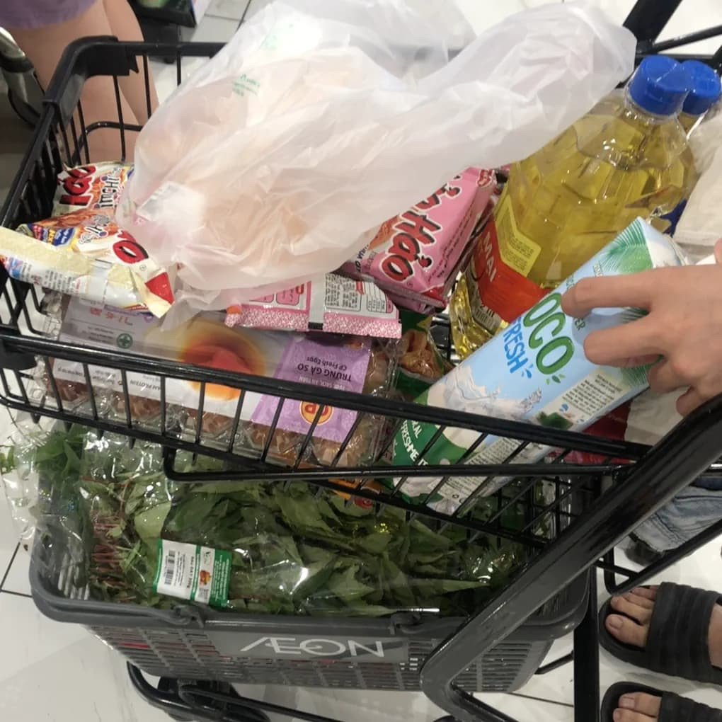 Xe đồ ăn Phương dành cho bữa liên hoan tối với bạn bè. Xe đồ ăn Phương dành cho bữa liên hoan tối với bạn bè.