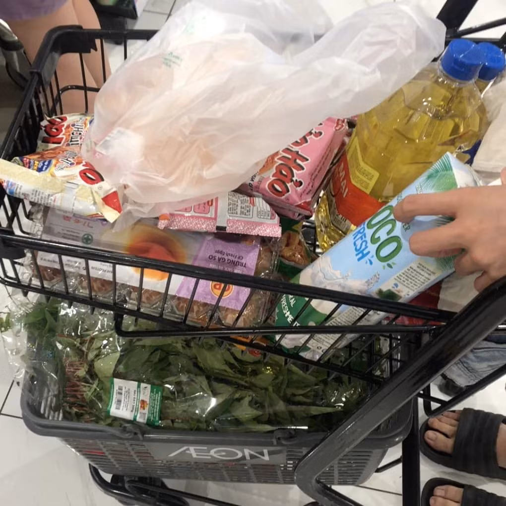 Xe đồ ăn Phương dành cho bữa liên hoan tối với bạn bè. Xe đồ ăn Phương dành cho bữa liên hoan tối với bạn bè.