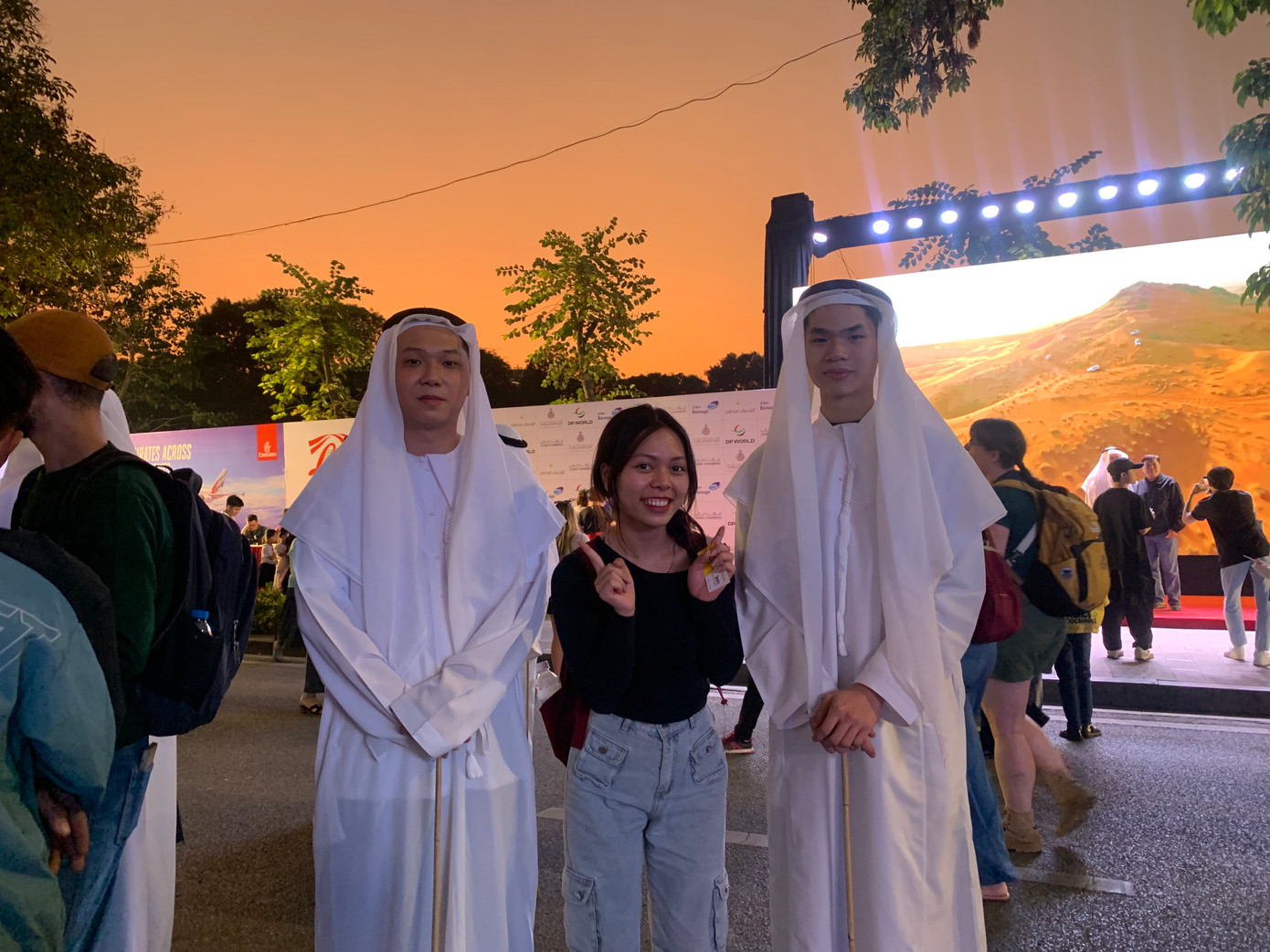 Các bạn trẻ check-in cùng người mẫu mặc trang phục truyền thống của Các Tiểu vương quốc Ả Rập Thống nhất.