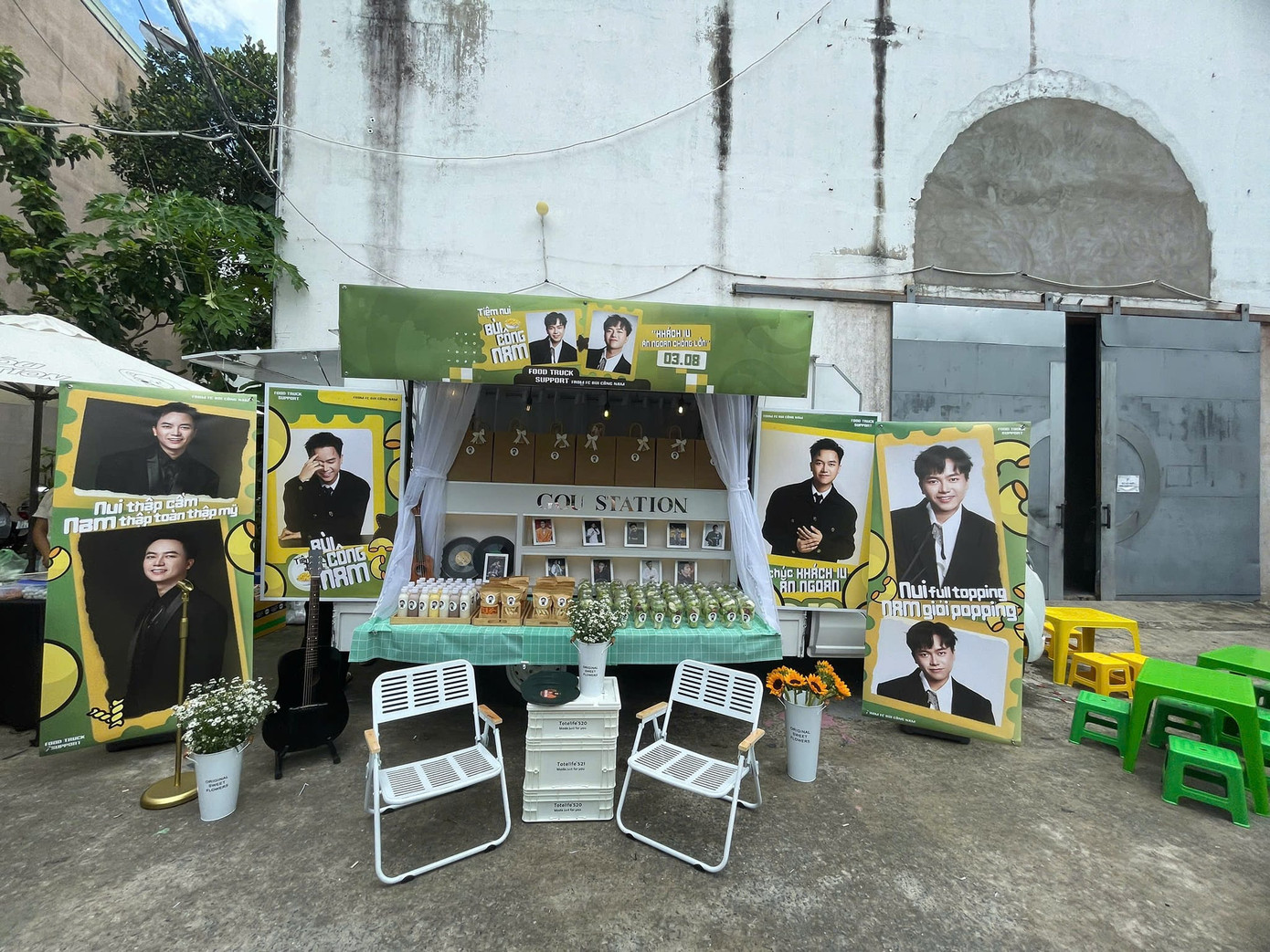 Xe tải đồ ăn (food truck) của FC ca, nhạc sĩ Bùi Công Nam tại chương trình Anh Trai Vượt Ngàn Chông Gai. (Nguồn: Fanpage FC Bùi Công Nam).