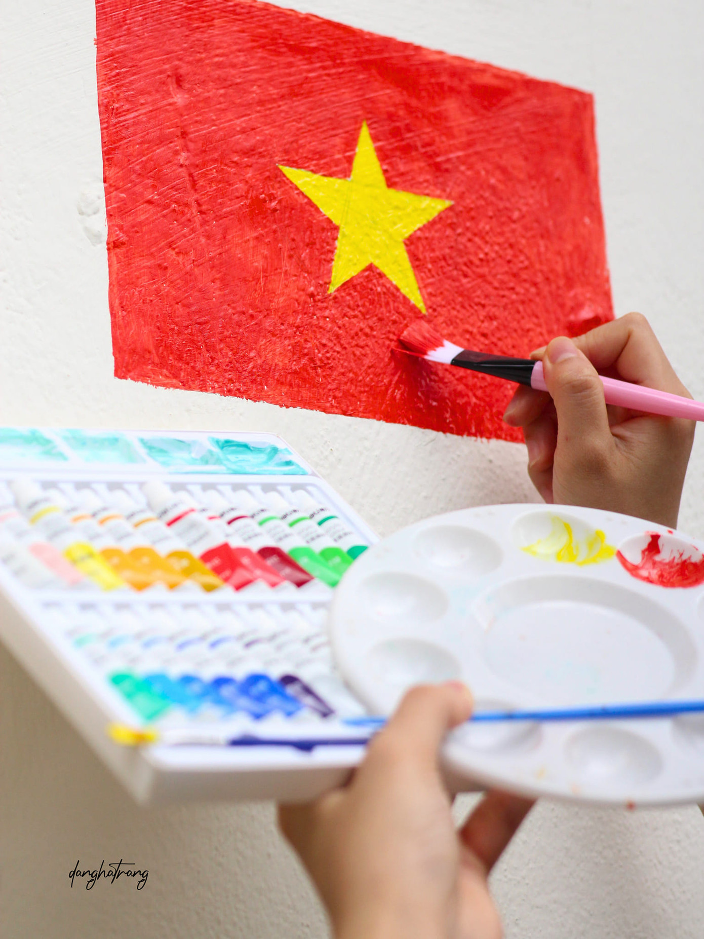 Bạn Đặng Hà Trang chia sẻ: "Cũng muốn được vẽ Quốc kỳ thật to trên mái nhà nhưng mà không trèo lên được... thôi mình tạo trend khác làm hình lá cờ đỏ sao vàng nhỏ nhỏ trước nhà vậy". (Ảnh: Hà Trang)