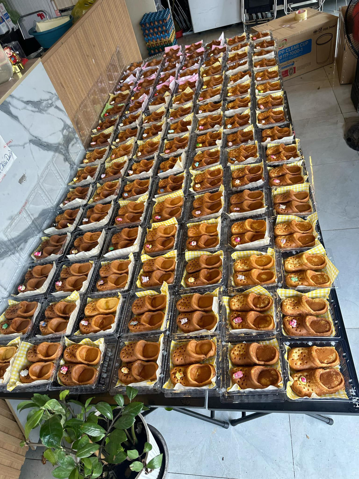 Những chiếc bánh dép có thể bán được cả trăm, nghìn cái 1 ngày. (Ảnh: Thu Thủy) Những chiếc bánh dép có thể bán được cả trăm, nghìn cái 1 ngày. (Ảnh: Thu Thủy)