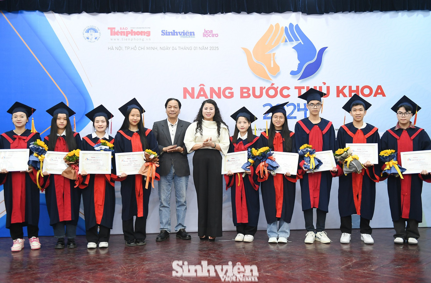 Ban Tổ chức trao học bổng cho sinh viên tại chương trình. Ban Tổ chức trao học bổng cho sinh viên tại chương trình.