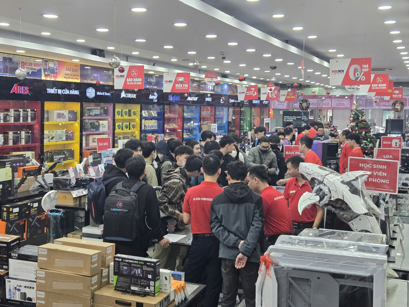 Nhiều bạn trẻ đã chờ "săn" hàng Black Friday từ sớm tại một cửa hàng điện tử lớn tại Hà Nội. (Ảnh: NVCC) Nhiều bạn trẻ đã chờ "săn" hàng Black Friday từ sớm tại một cửa hàng điện tử lớn tại Hà Nội. (Ảnh: NVCC)