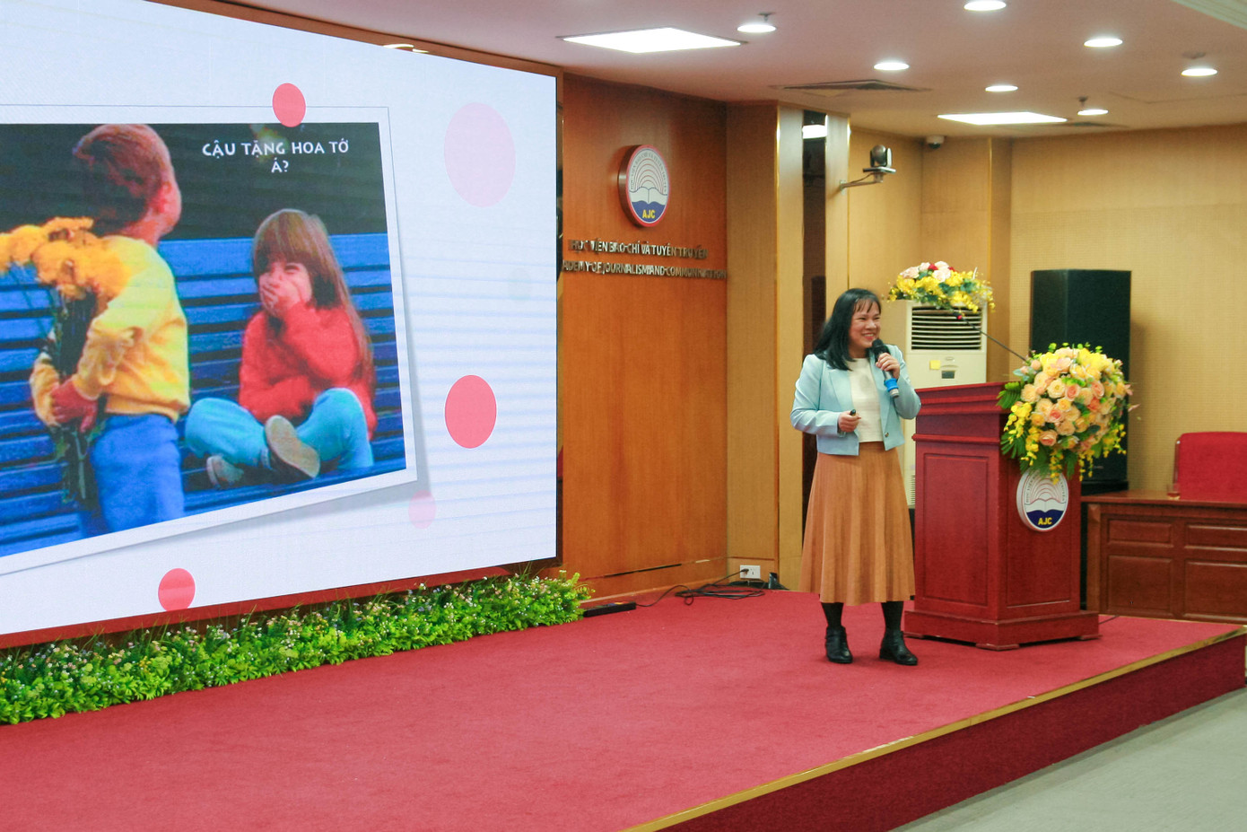 Thạc sĩ Hoàng Thu Huyền: "Làm báo không chỉ là kể chuyện, mà còn là chữa lành". Thạc sĩ Hoàng Thu Huyền: "Làm báo không chỉ là kể chuyện, mà còn là chữa lành".