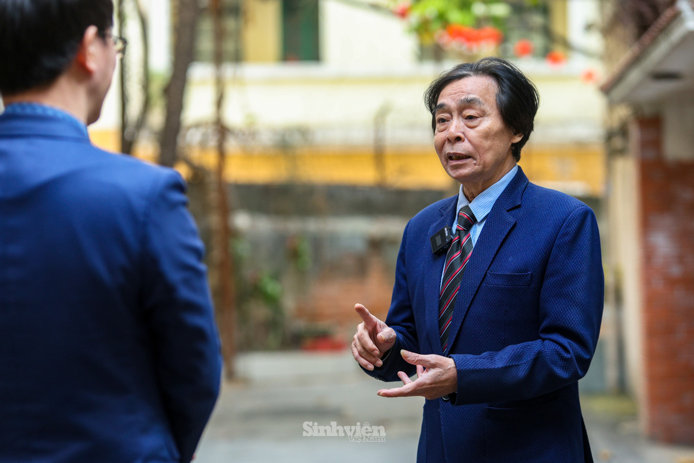 Nhà nghiên cứu văn hóa dân gian Nguyễn Hùng Vĩ cho rằng con người hiếm khi hài lòng với thực tại, nhất là trong chuyện tình duyên. Vì vậy, họ tìm đến chốn linh thiêng để cầu mong hạnh phúc trọn vẹn trong hôn nhân và gia đình.