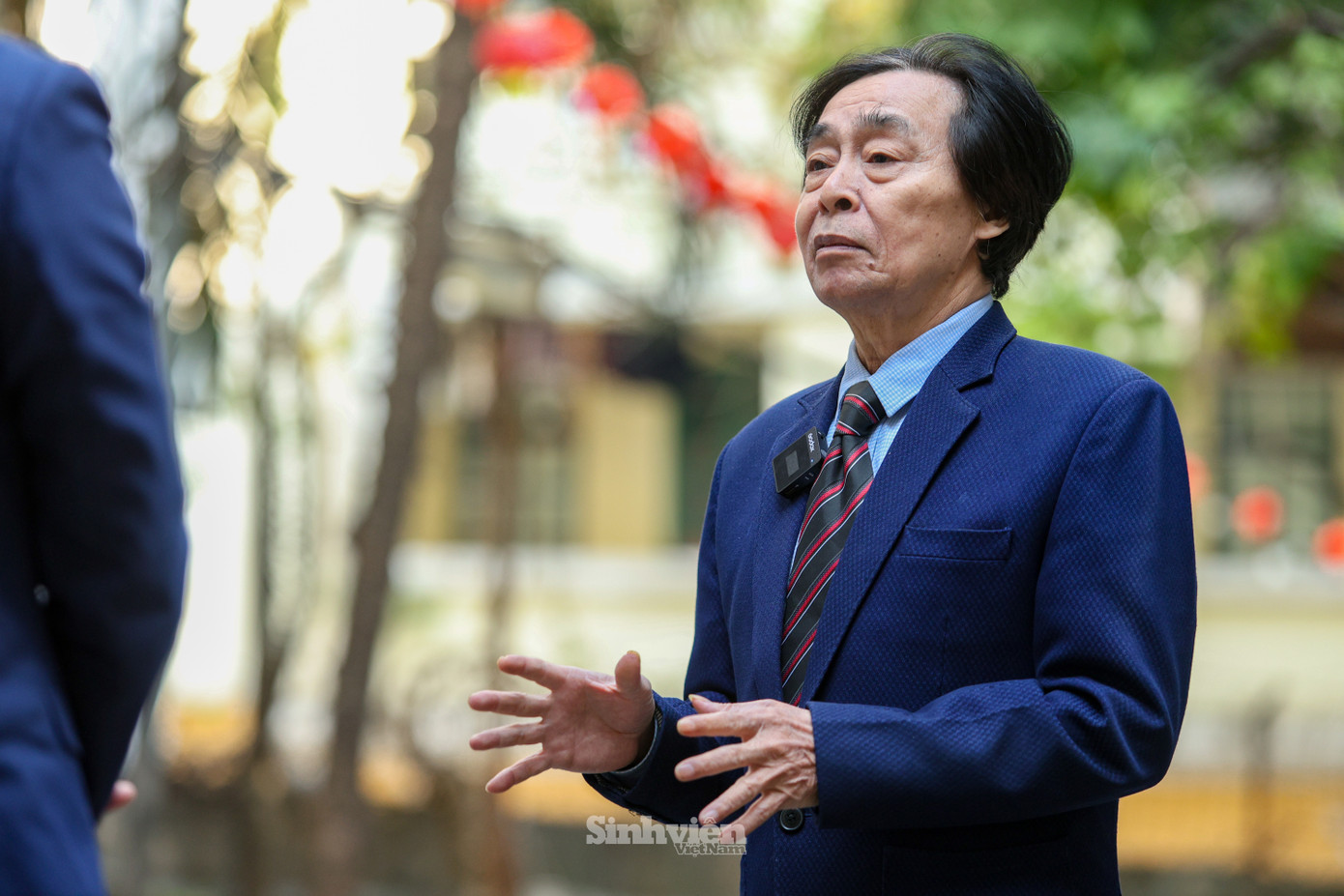 Ông cho rằng, mong cầu hạnh phúc là điều tích cực, nhưng nếu quá lệ thuộc, niềm tin ấy có thể trở thành mê tín.