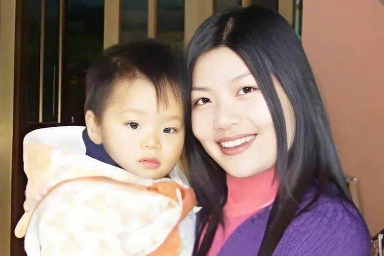 Mạnh Quân và mẹ.