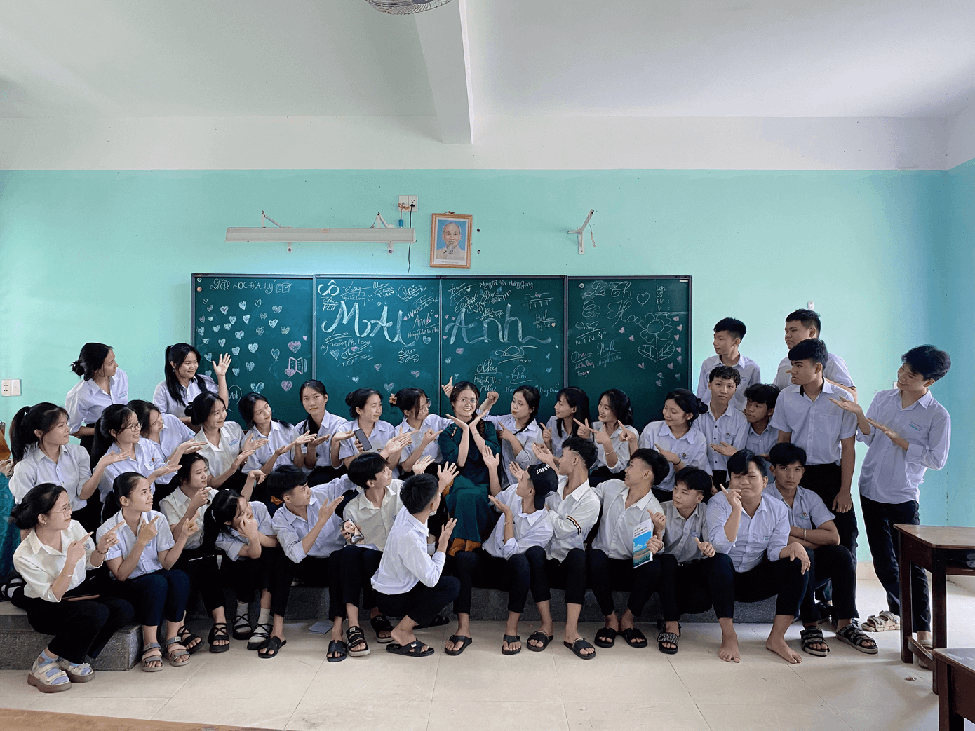 Cô Mai Anh tại lớp học cùng các bạn học sinh.