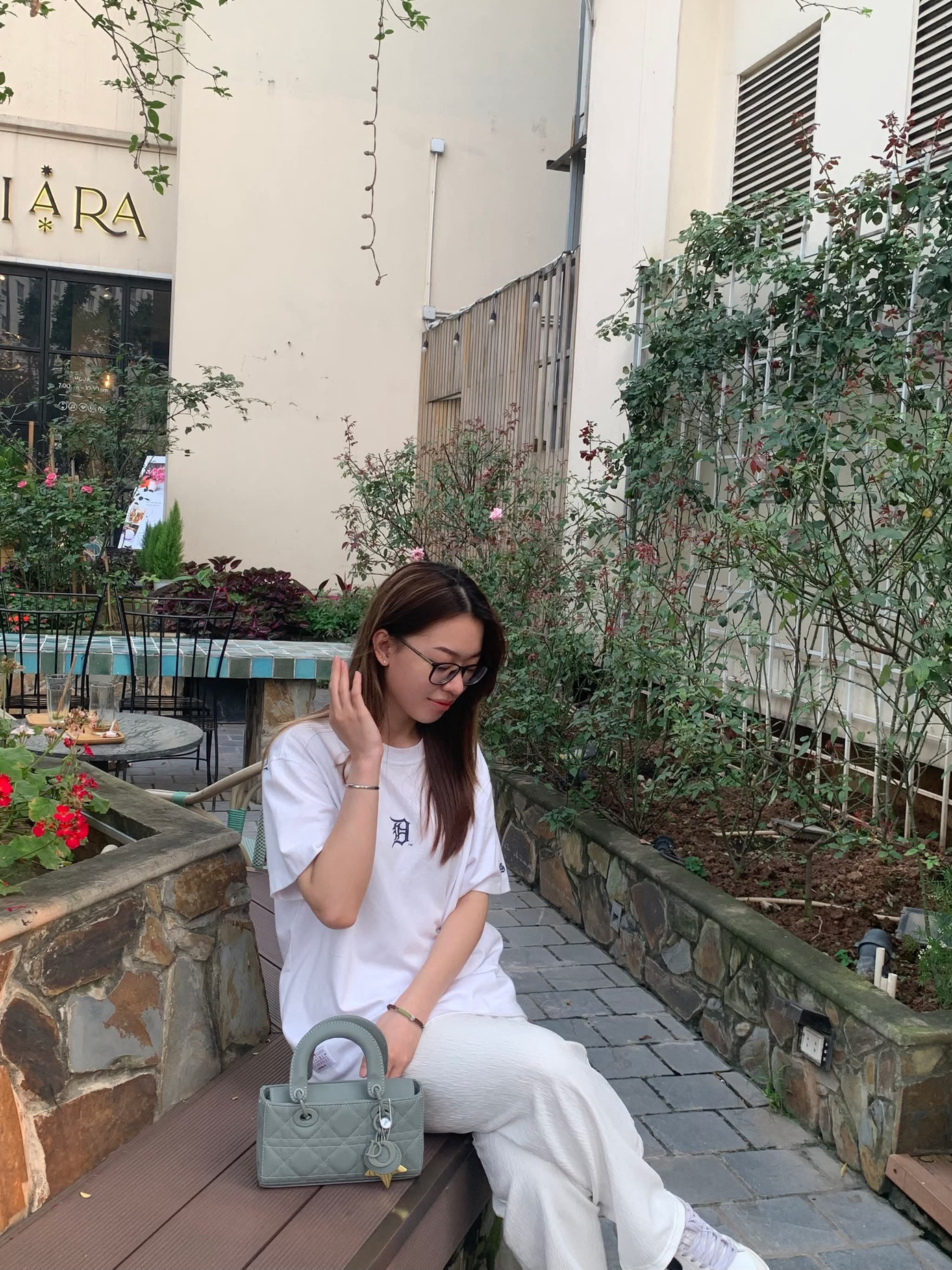 Phương lau nhà bằng nước nóng để sàn nhà được khô nhanh hơn.