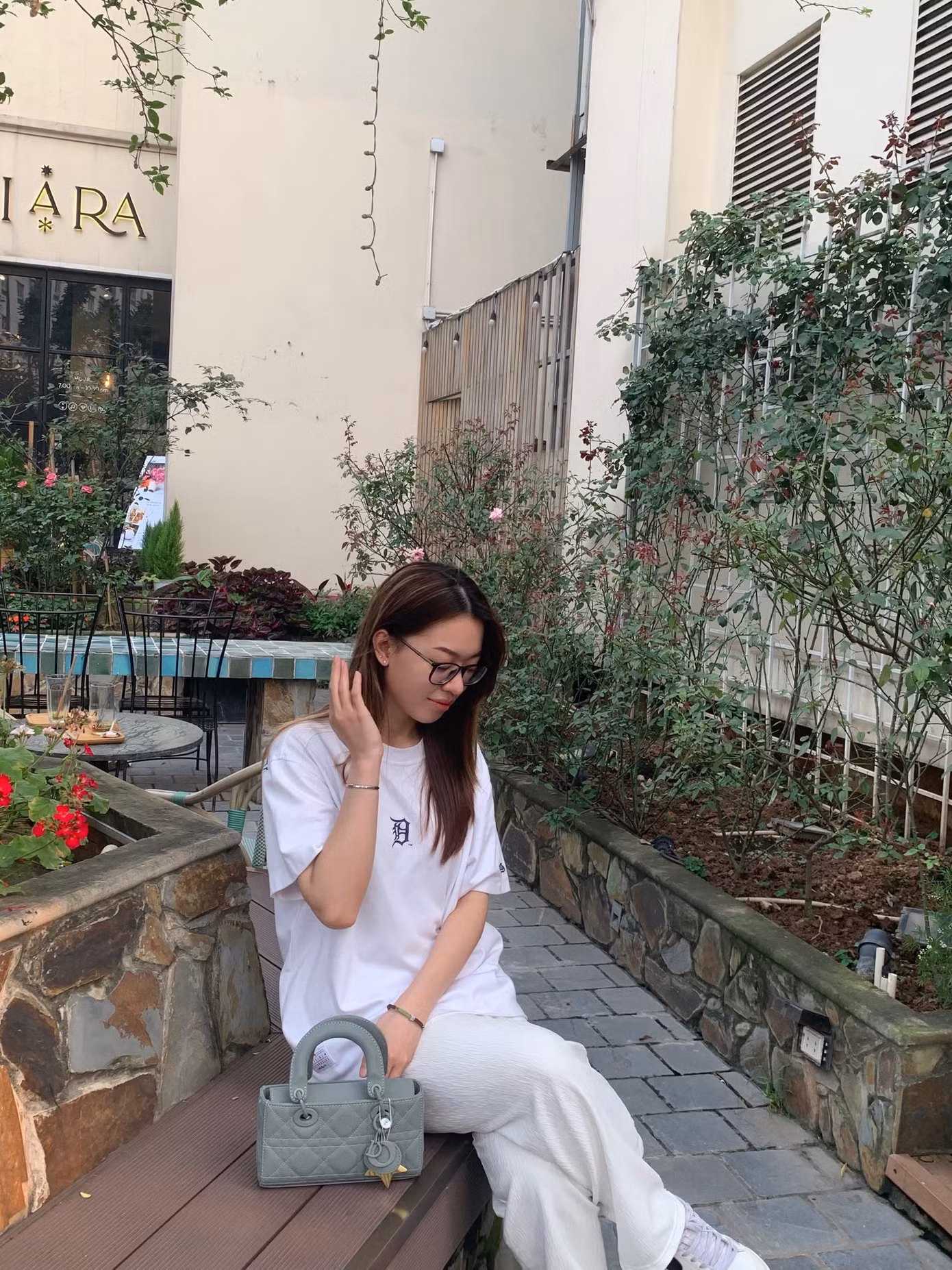 Phương lau nhà bằng nước nóng để sàn nhà được khô nhanh hơn.