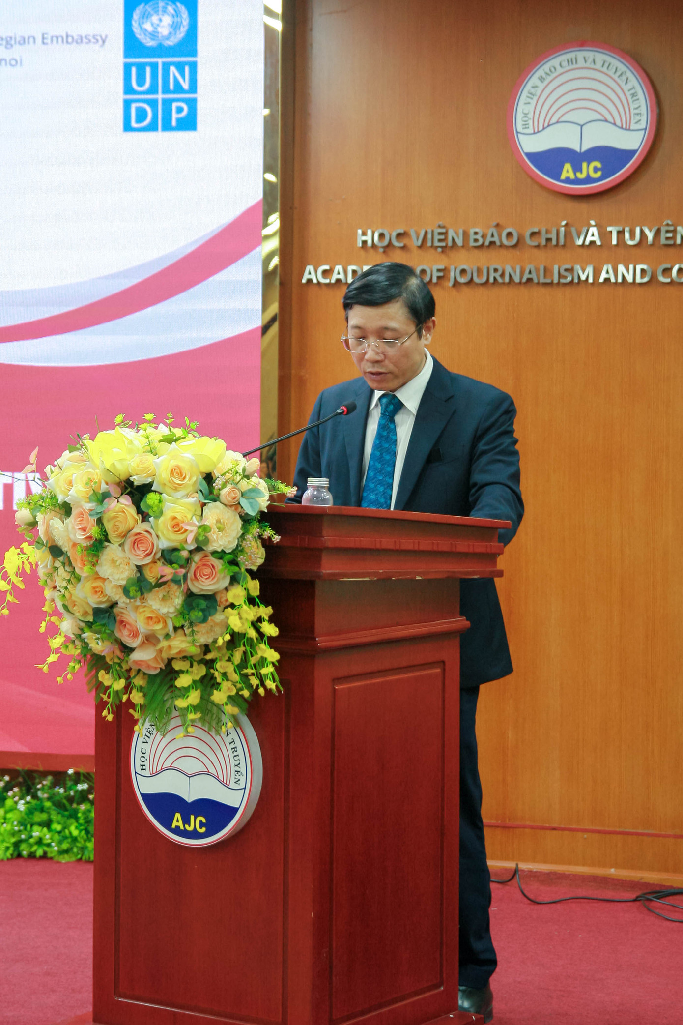 Tiến sĩ Nguyễn Đức Toàn – Phó Giám đốc Học viện Báo chí và Tuyên truyền cho rằng báo chí không chỉ là công cụ phản ánh hiện thực mà còn mang sứ mệnh nhân văn, hỗ trợ và bảo vệ những nhóm yếu thế trong xã hội. Tiến sĩ Nguyễn Đức Toàn – Phó Giám đốc Học viện Báo chí và Tuyên truyền cho rằng báo chí không chỉ là công cụ phản ánh hiện thực mà còn mang sứ mệnh nhân văn, hỗ trợ và bảo vệ những nhóm yếu thế trong xã hội.