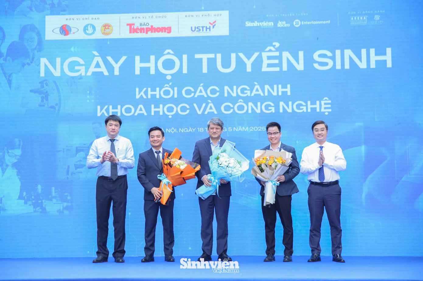 Đại diện Ban tổ chức tặng hoa cho các diễn giả, khách mời, các đơn vị tài trợ, đồng hành.