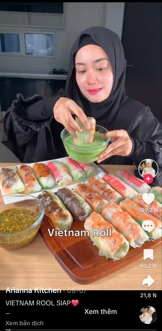 Clip hướng dẫn làm gỏi cuốn của nữ TikToker người Malaysia có tài khoản Arianna Kitchen đạt 2.8 triệu lượt xem và xấp xỉ 160 nghìn lượt yêu thích (Ảnh chụp màn hình). Clip hướng dẫn làm gỏi cuốn của nữ TikToker người Malaysia có tài khoản Arianna Kitchen đạt 2.8 triệu lượt xem và xấp xỉ 160 nghìn lượt yêu thích (Ảnh chụp màn hình).