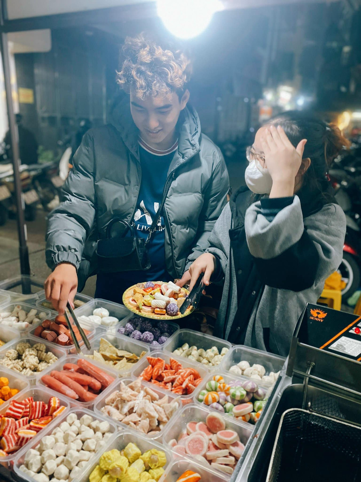 Các bạn trẻ trải nghiệm mô hình buffet xiên "bẩn" - món ăn hot trend những năm gần đây.