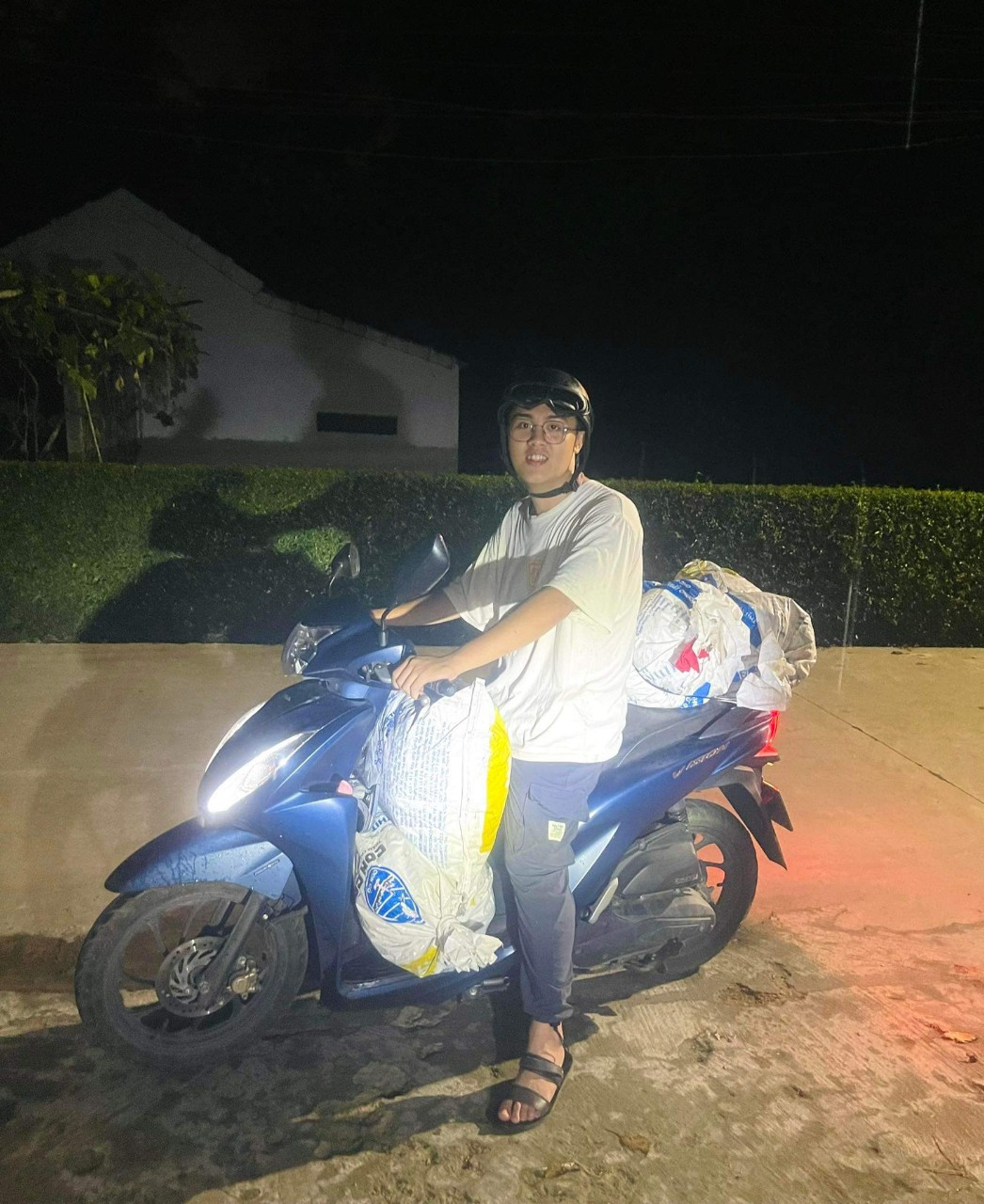 Nguyên đang vận chuyển các bao tải xe lục bình.