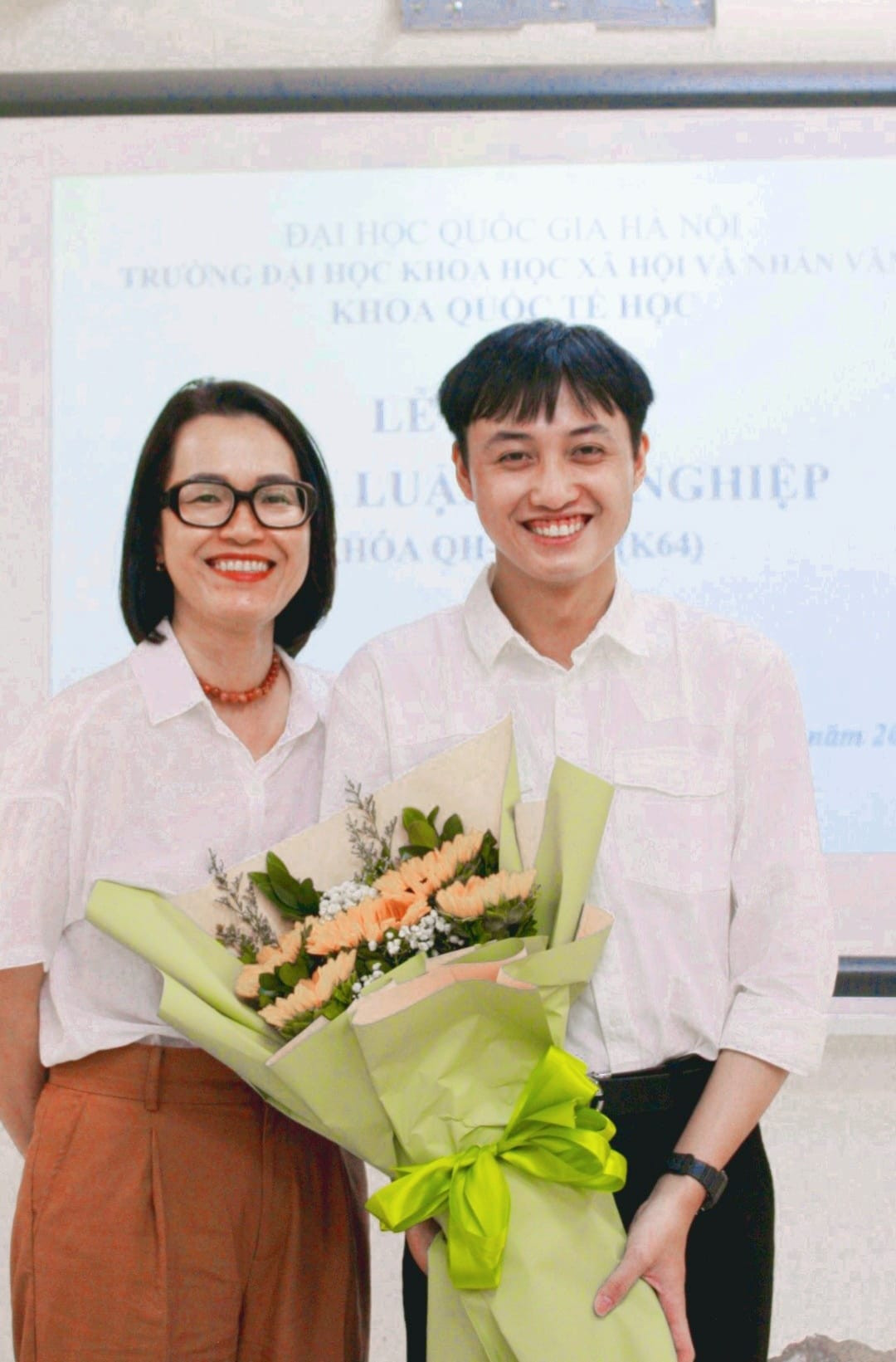 Hiếu và PGS.TS Bùi Hồng Hạnh - giảng viên hướng dẫn khóa luận. Hiếu và PGS.TS Bùi Hồng Hạnh - giảng viên hướng dẫn khóa luận.