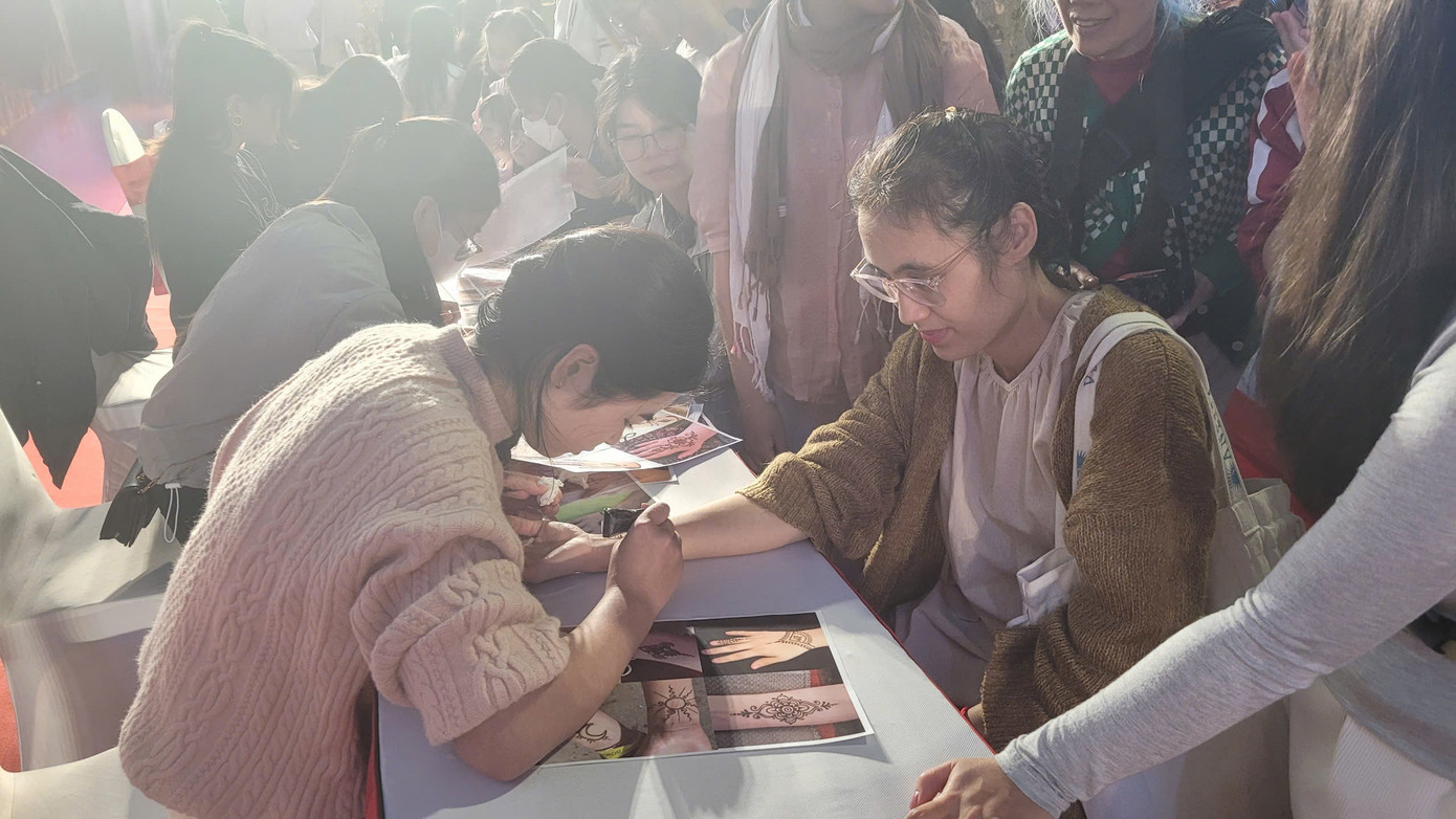 Đông đảo các bạn trẻ tham gia vẽ Henna.