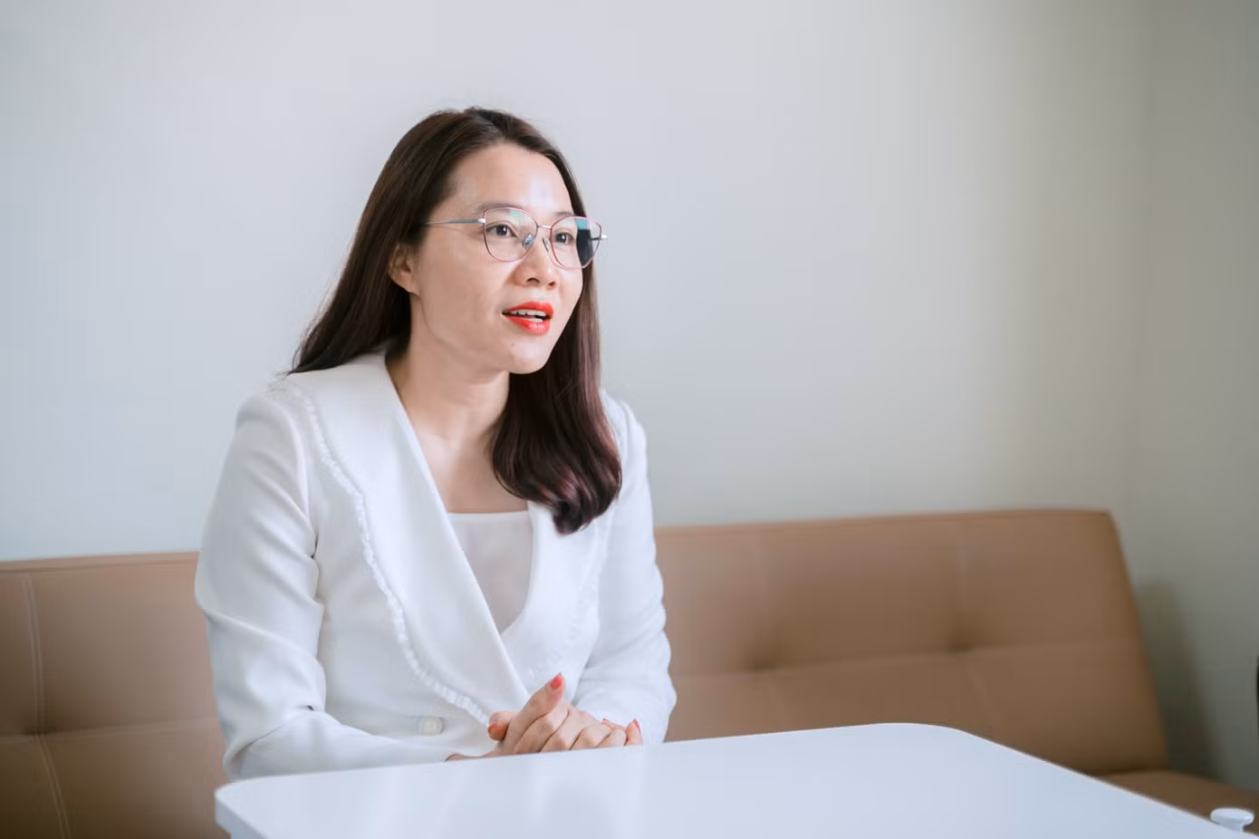 Tiến sĩ Lê Thu Hà cho rằng, bên cạnh những lợi ích của mình, AI có thể dẫn tới việc thụ động trong việc tiếp nhận kiến thức của sinh viên.