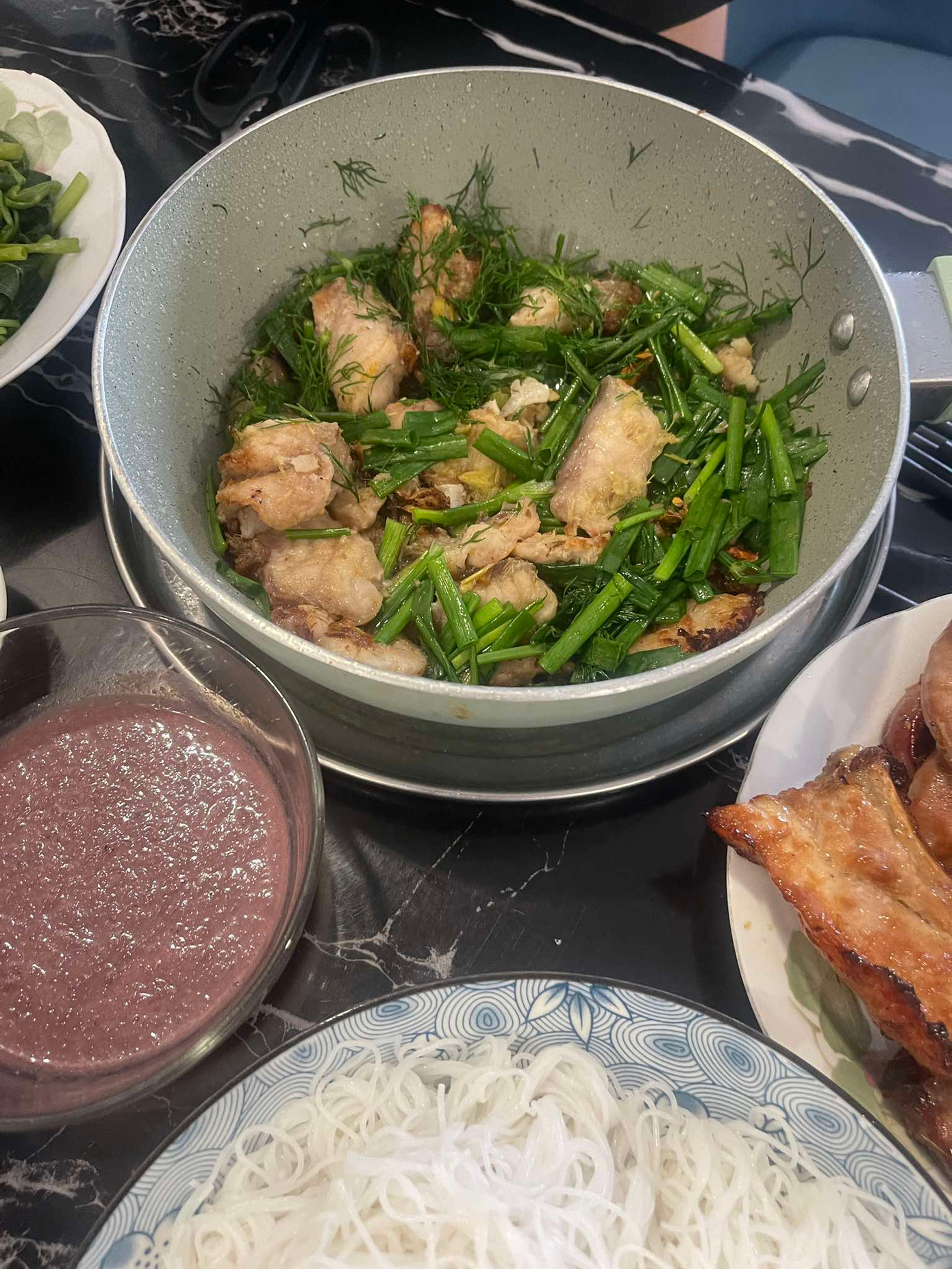 Những món ăn luôn được bạn trẻ check-in thật kỹ trước khi ăn. (Ảnh: NVCC)