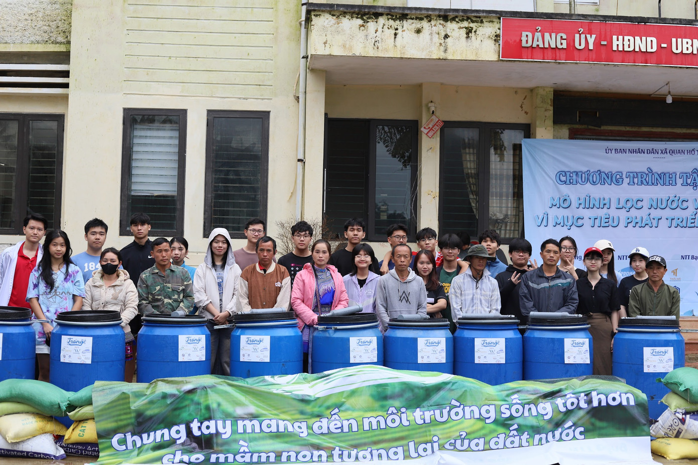 Buổi trao tặng mô hình lọc nước cho những hộ dân có hoàn cảnh khó khăn tại UBND xã Quan Hồ Thẩn.