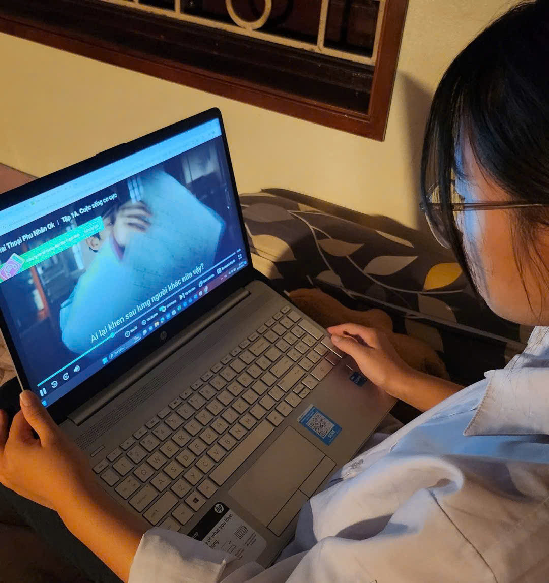 Hân vẫn &quot;miệt mài&quot; xem phim dù đồng hồ đã điểm 3 giờ sáng. (Ảnh: NVCC)