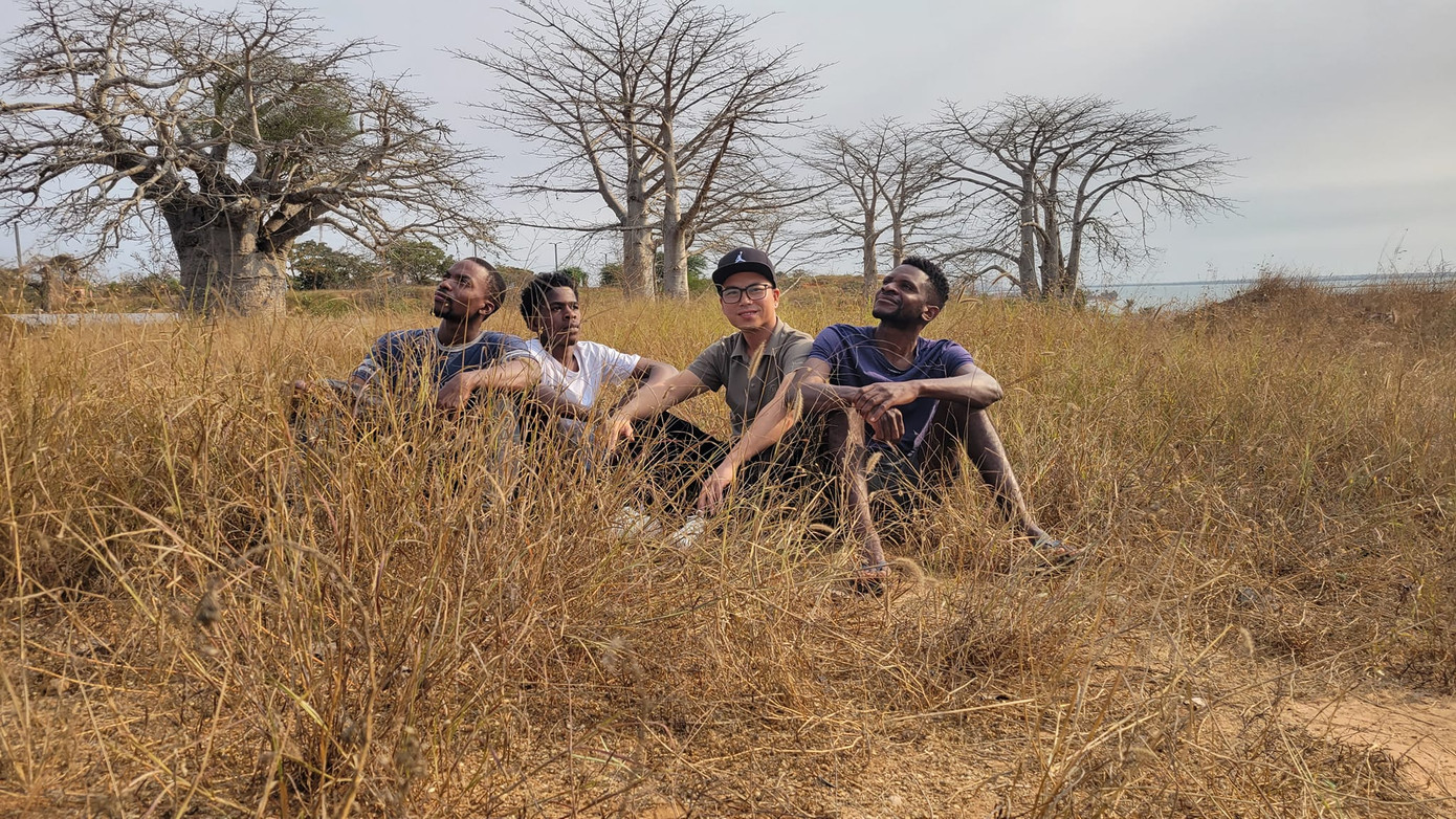 Trên hành trình đến Châu Phi, anh Khánh mang theo hy vọng và tình yêu từ quê nhà.