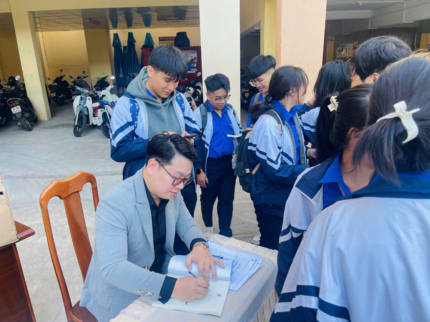 Thầy Nguyễn Tiến Đạt tặng sách, tài liệu cho các em học sinh. Thầy Nguyễn Tiến Đạt tặng sách, tài liệu cho các em học sinh.