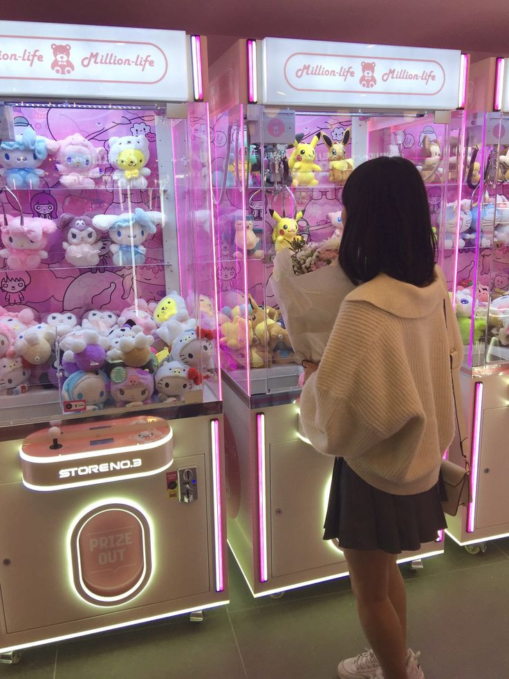 Nhiều bạn trẻ đã chi hàng triệu đồng cho những máy gắp thú bông. (Ảnh: meii) Nhiều bạn trẻ đã chi hàng triệu đồng cho những máy gắp thú bông. (Ảnh: meii)