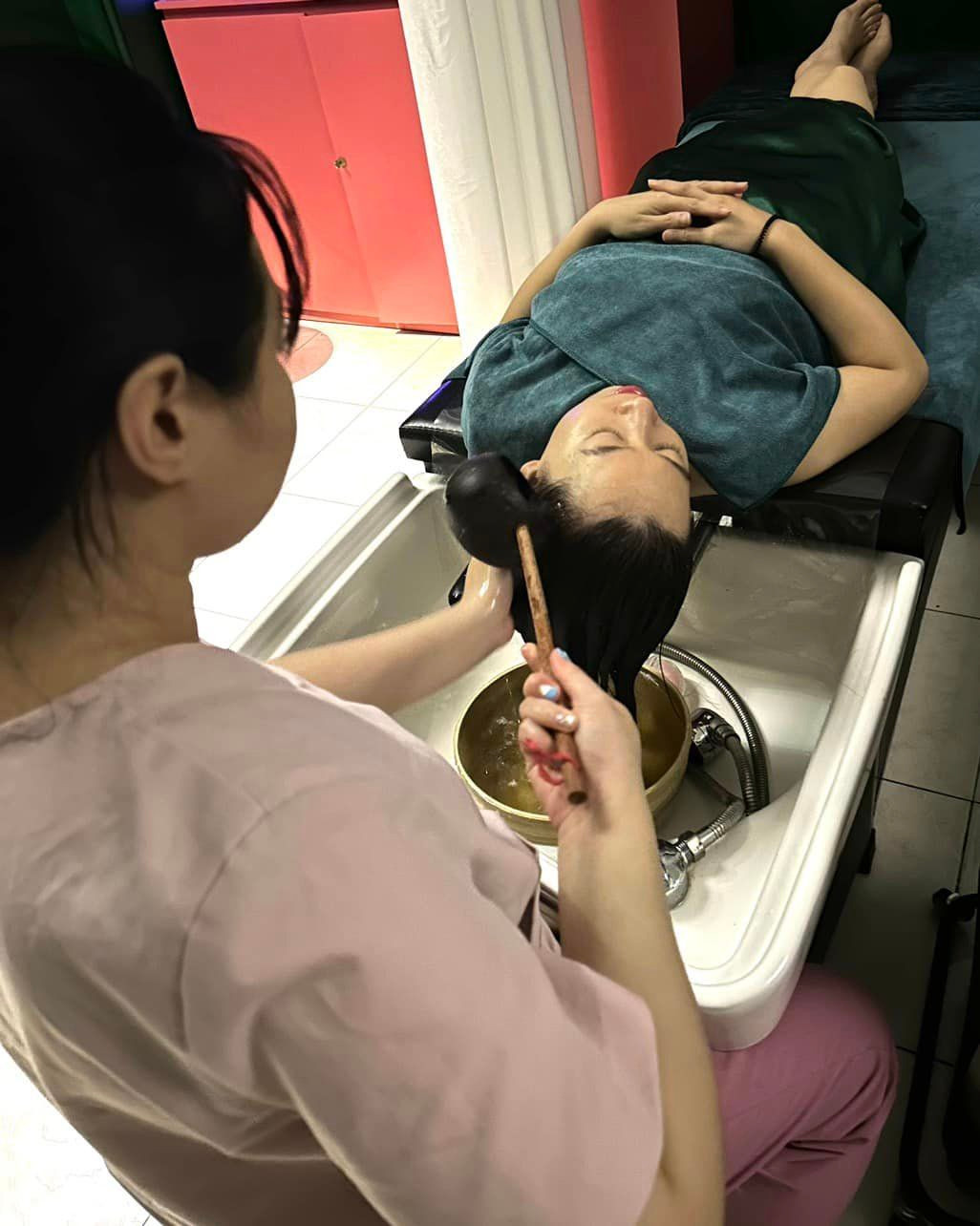 Bích Ngọc thường xuyên lựa chọn hình thức gội đầu dưỡng sinh để thư giãn mỗi cuối tuần. (Ảnh: NVCC) Bích Ngọc thường xuyên lựa chọn hình thức gội đầu dưỡng sinh để thư giãn mỗi cuối tuần. (Ảnh: NVCC)