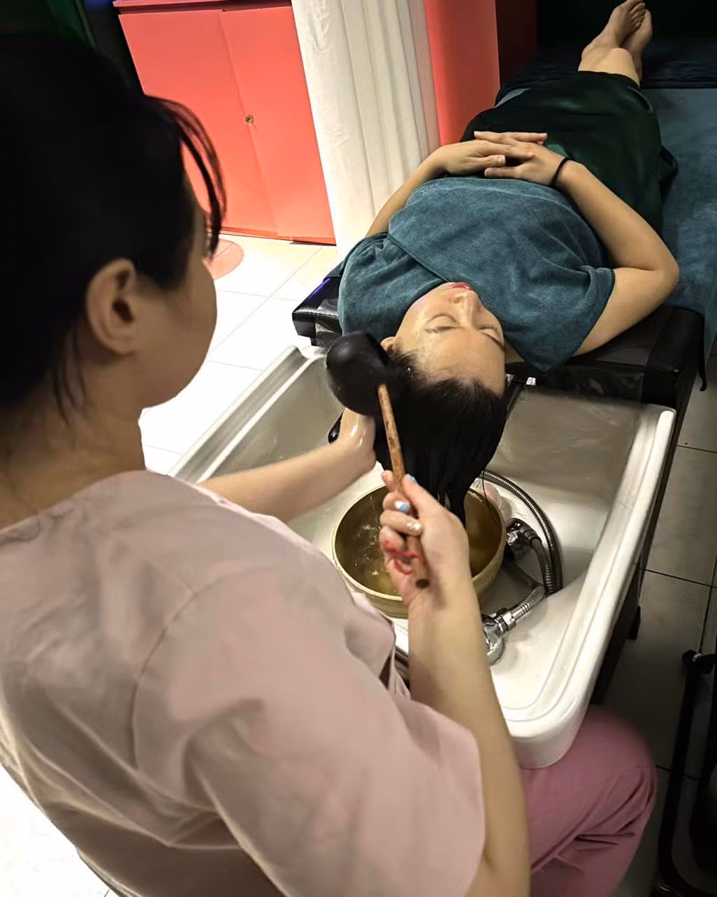 Bích Ngọc thường xuyên lựa chọn hình thức gội đầu dưỡng sinh để thư giãn mỗi cuối tuần. (Ảnh: NVCC) Bích Ngọc thường xuyên lựa chọn hình thức gội đầu dưỡng sinh để thư giãn mỗi cuối tuần. (Ảnh: NVCC)