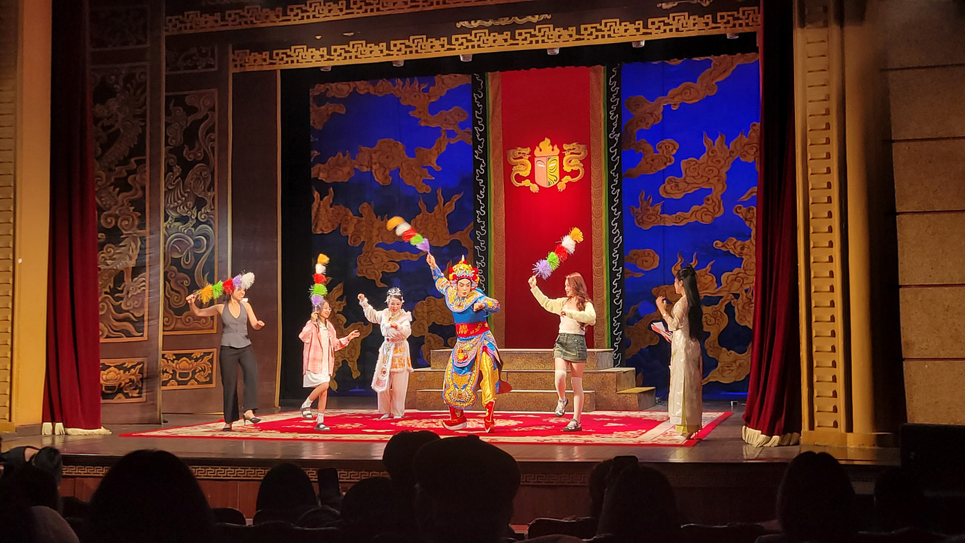 Khán giả giao lưu trực tiếp với nghệ sĩ Tuồng trên sân khấu.