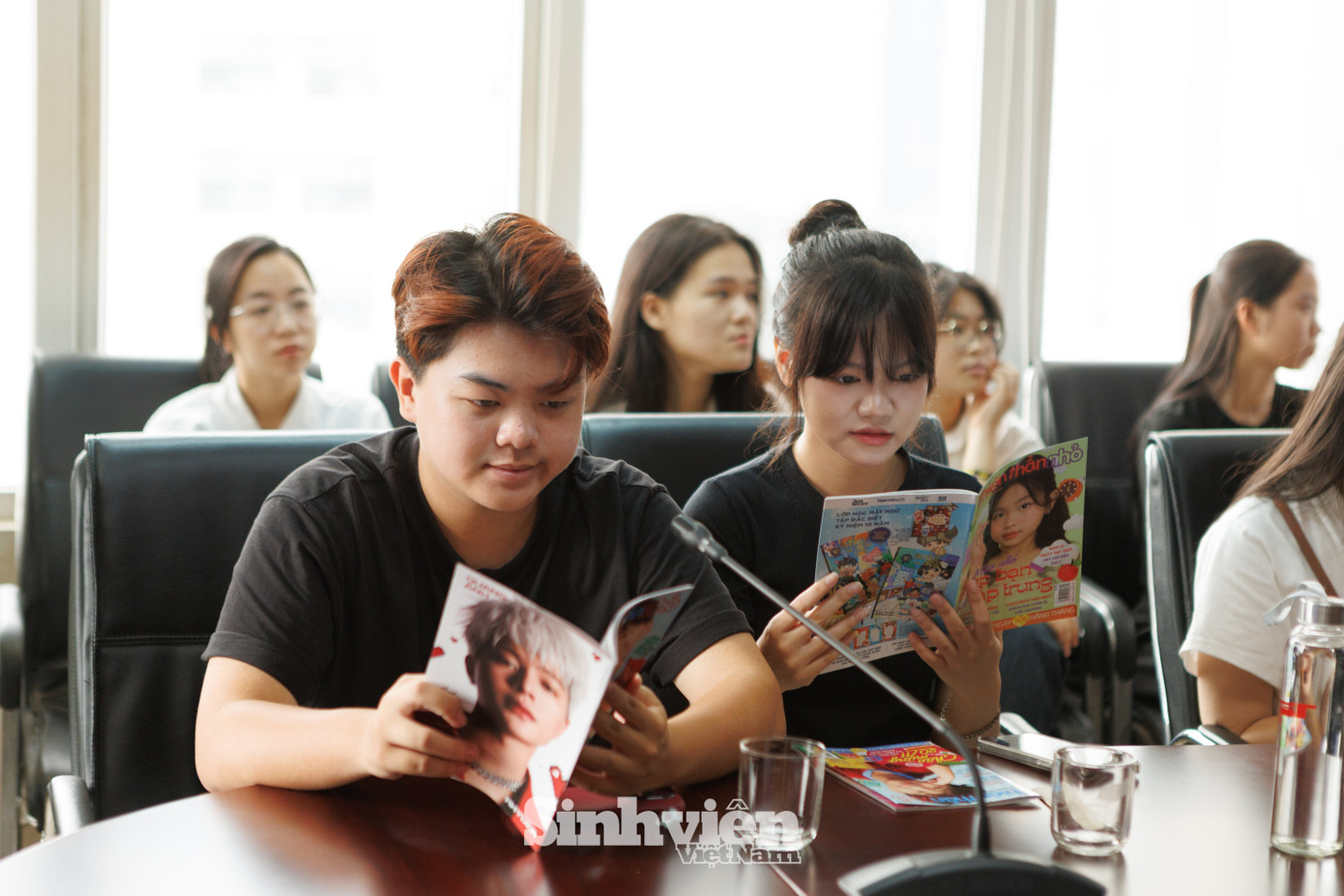 Sinh viên Học viện Ngoại giao cầm trên tay các ấn phẩm của Ban Sinh Viên – Hoa Học Trò. Sinh viên Học viện Ngoại giao cầm trên tay các ấn phẩm của Ban Sinh Viên – Hoa Học Trò.