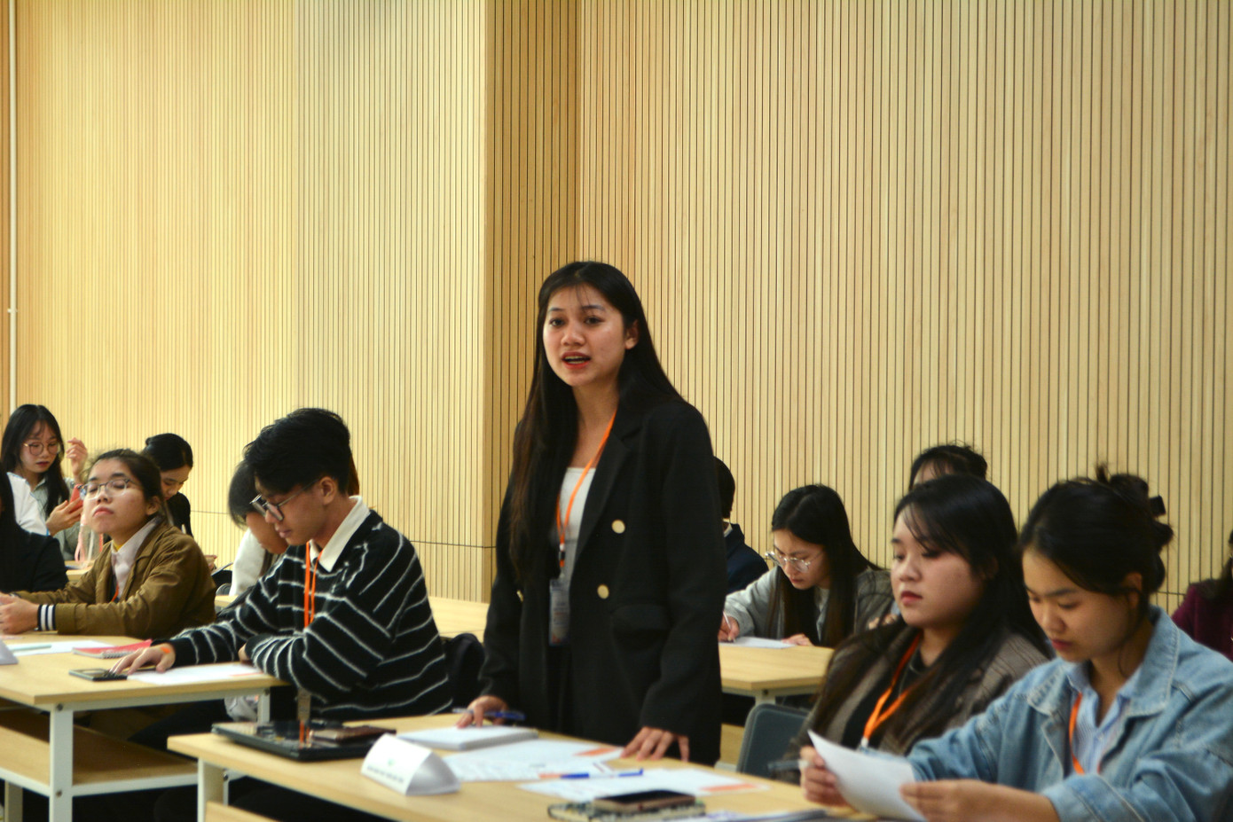 Bạn Trang Anh thảo luận trong phiên thảo luận.