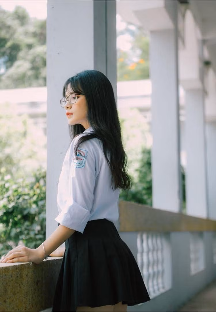 Khánh Chi và hình ảnh tuổi 17 của mình. (Ảnh: NVCC)