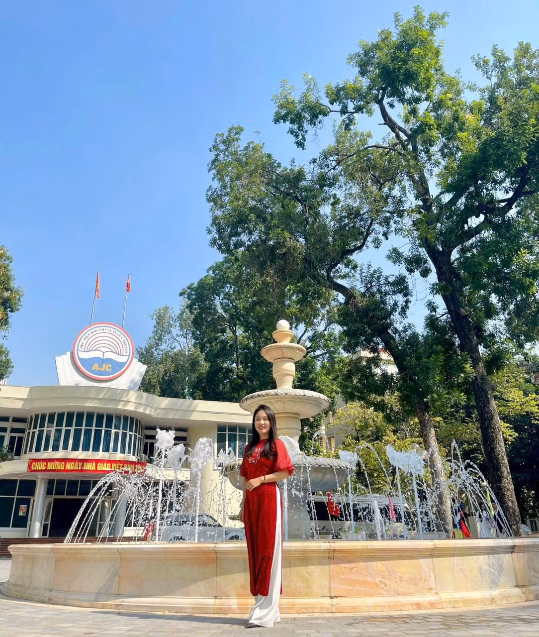 Th.S Phạm Thị Hà: "Học ngoại ngữ không chỉ đòi hỏi kế hoạch và sự kiên trì mà còn cần sự hướng dẫn đúng đắn để đạt được hiệu quả tốt nhất" (Ảnh: NVCC) Th.S Phạm Thị Hà: "Học ngoại ngữ không chỉ đòi hỏi kế hoạch và sự kiên trì mà còn cần sự hướng dẫn đúng đắn để đạt được hiệu quả tốt nhất" (Ảnh: NVCC)