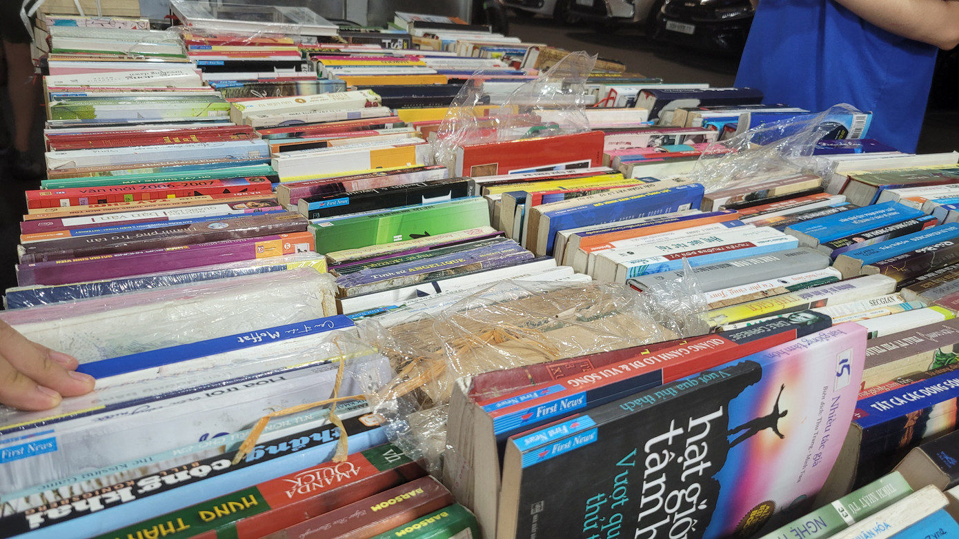 Nhiều đầu sách phục vụ các bạn trẻ.