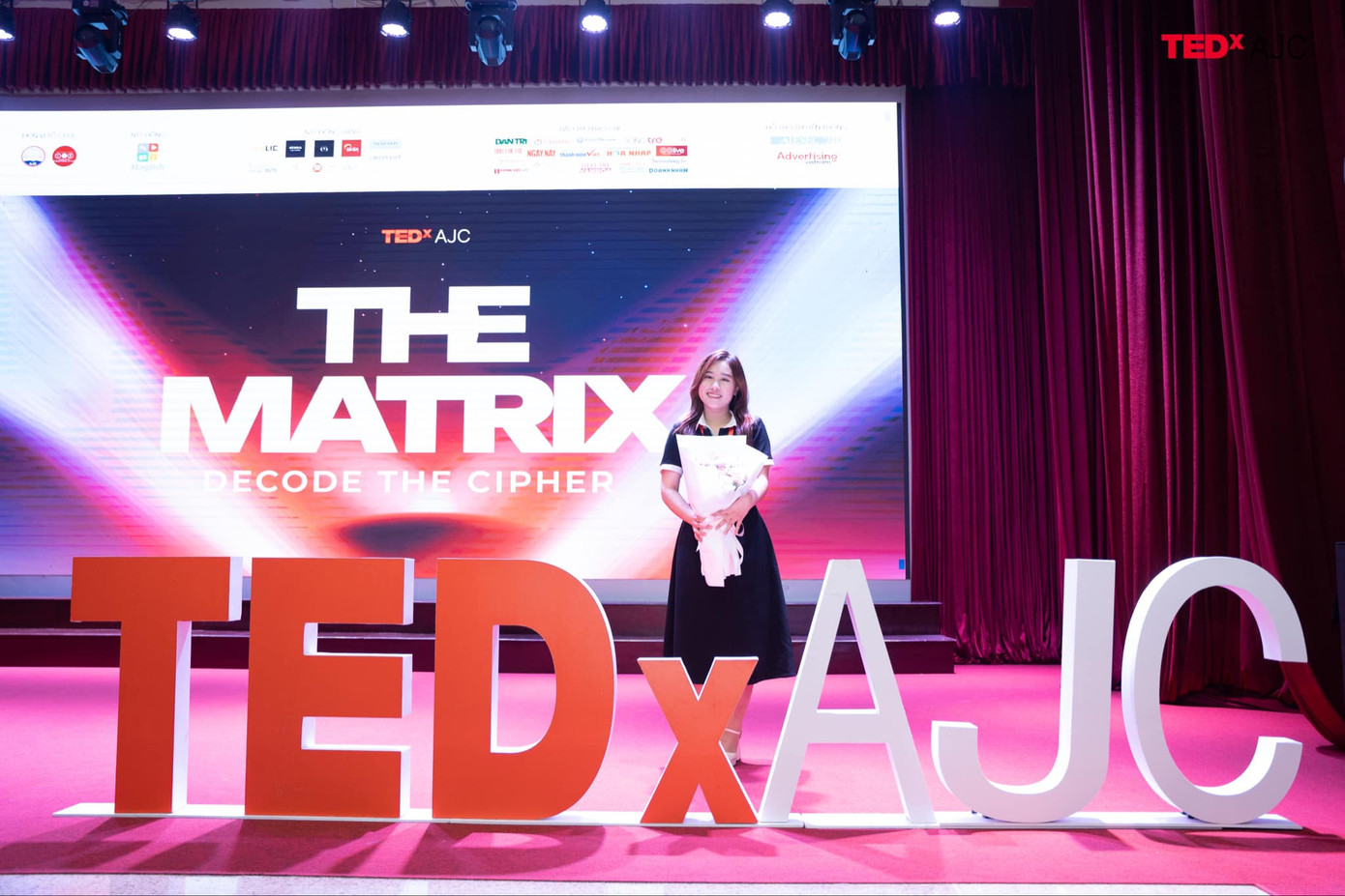 Lan Anh - người "đỡ đầu" TEDxAJC. Lan Anh - người "đỡ đầu" TEDxAJC.