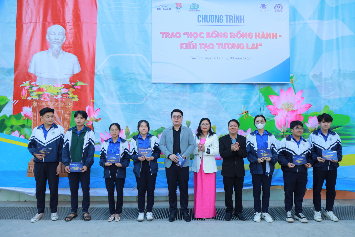 Thầy Nguyễn Tiến Đạt và anh Trương Chấn Sang trao học bổng cho các em học sinh trường THPT Phan Bội Châu. Thầy Nguyễn Tiến Đạt và anh Trương Chấn Sang trao học bổng cho các em học sinh trường THPT Phan Bội Châu.