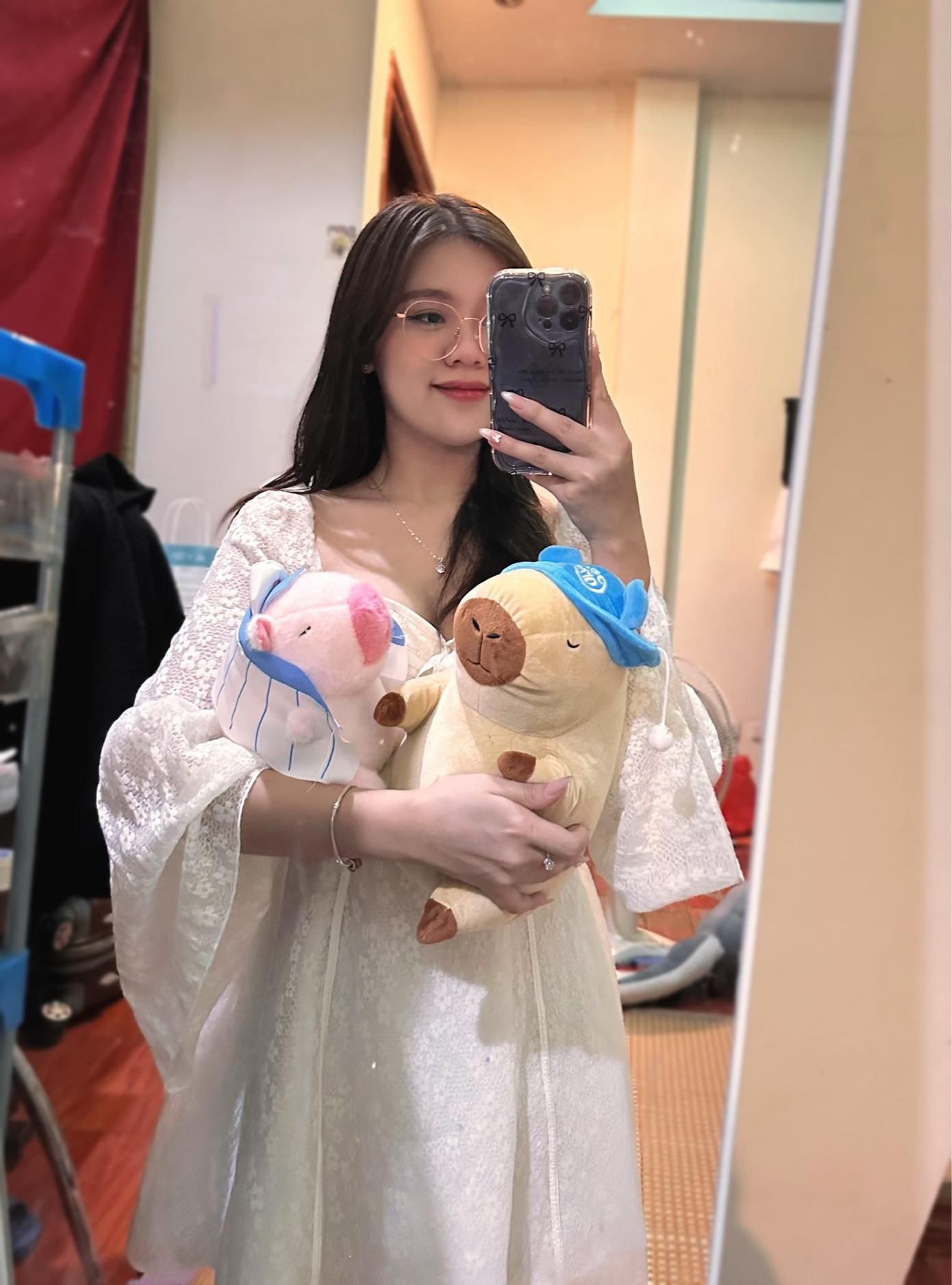 Đoàn Mây và hai mô hình Capybara nhồi bông.